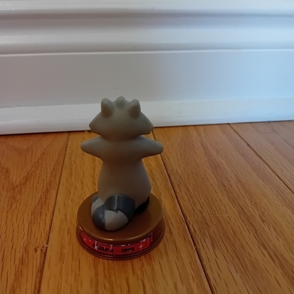 2002 McDonalds Disney Pocahontas 100 Years Of Magic Figurine Meeko Raccoon 3" - Picture 3 of 3